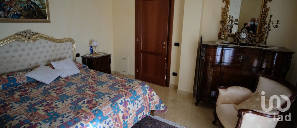 Hotel 12 rooms of 280 m² in Castelbellino (60030)