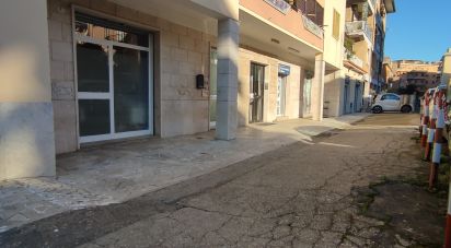 Shop / premises commercial of 50 sq m in Roma (00166)