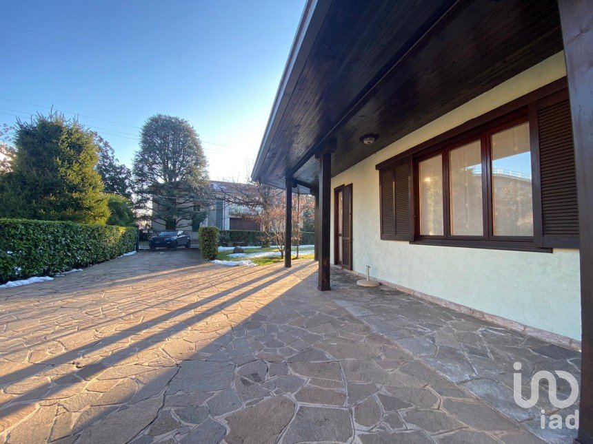 Casa 10 locali di 298 m² in Albizzate (21041)