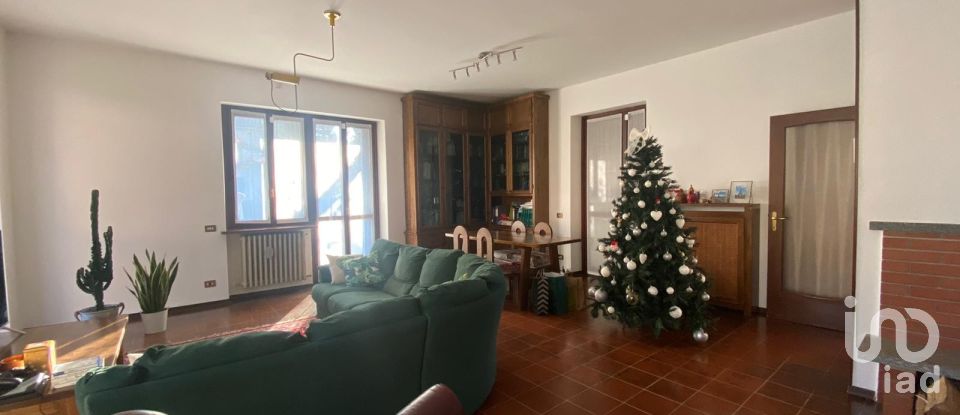 House 10 rooms of 298 m² in Albizzate (21041)