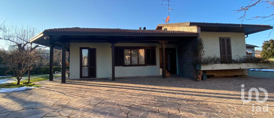 House 10 rooms of 298 m² in Albizzate (21041)
