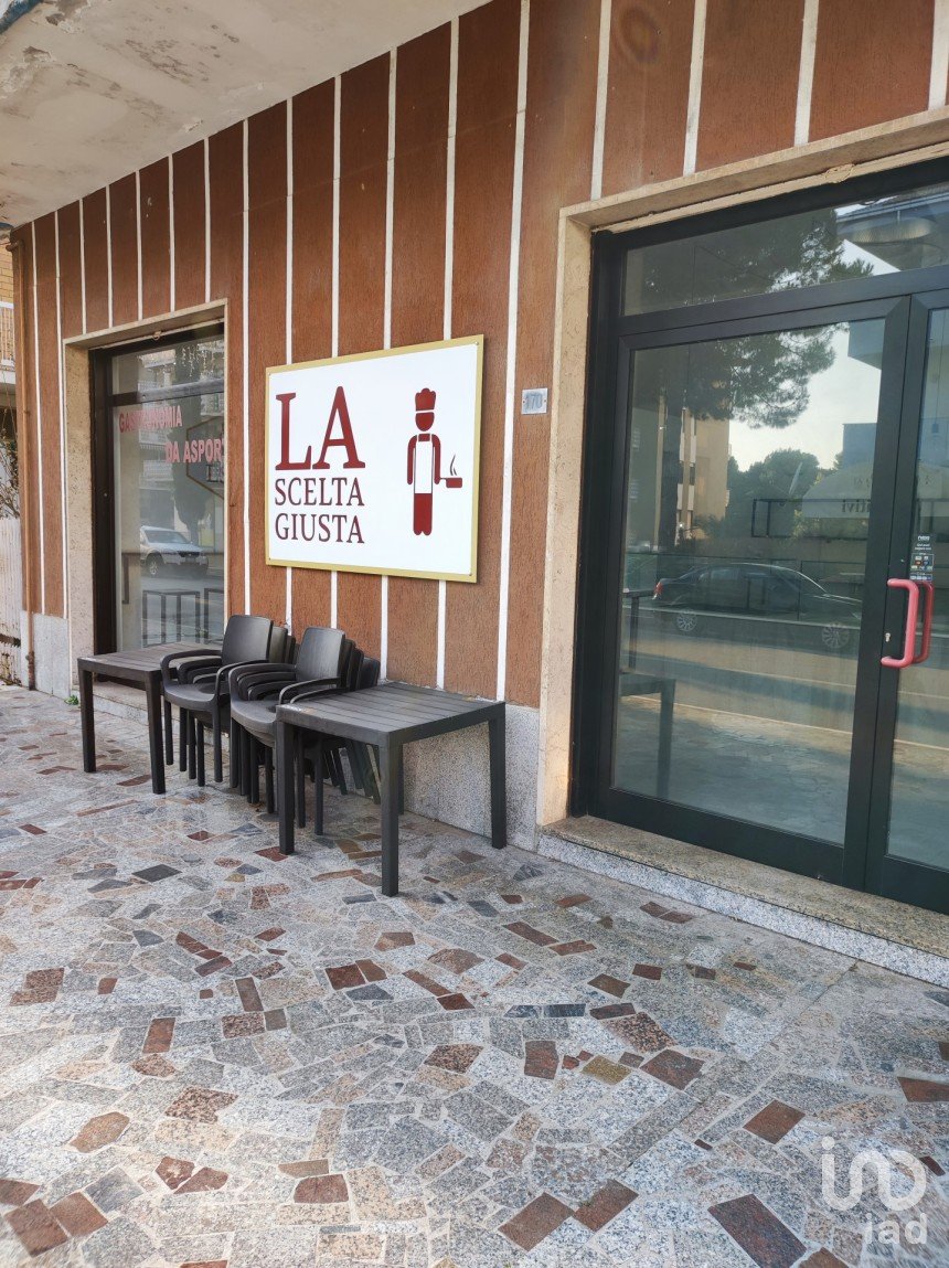 Shop / premises commercial of 60 m² in Pineto (64025)