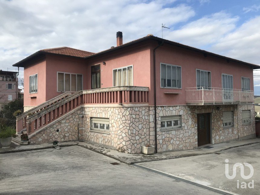 Casa indipendente / Villa 0 locali di 400 m² in Fermo (63900)