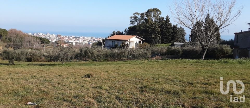 Land of 6,440 m² in Tortoreto (64018)