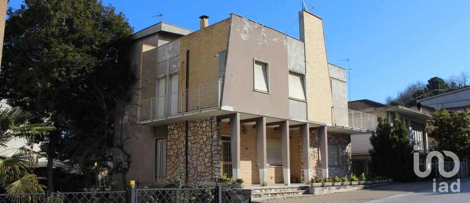 Casa indipendente / Villa 9 locali di 200 m² in Sant'Elpidio a Mare (63811)
