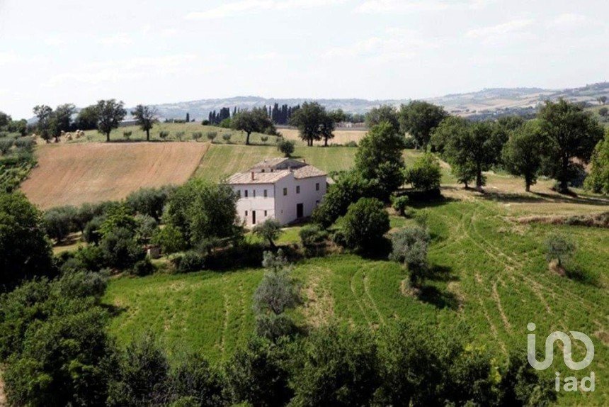 Villa storica 10 locali di 570 m² in Castelleone di Suasa (60010)