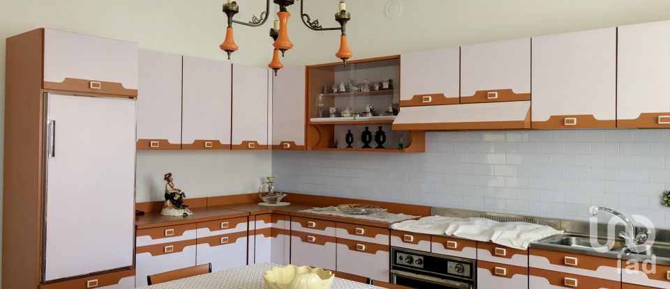 House 7 rooms of 190 m² in Apecchio (61042)