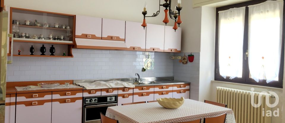 House 7 rooms of 190 m² in Apecchio (61042)