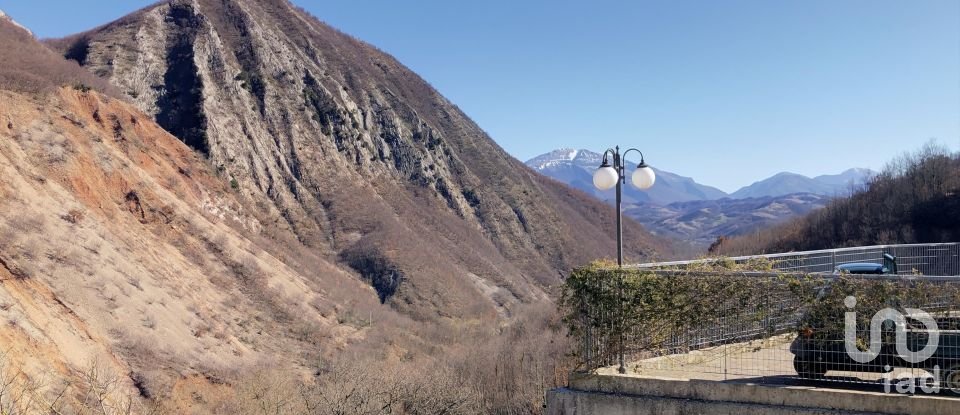 House 7 rooms of 190 m² in Apecchio (61042)