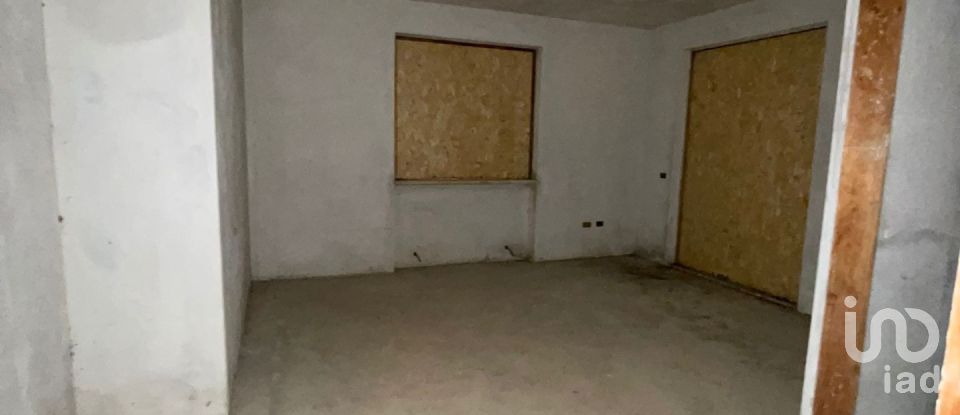 Town house 8 rooms of 216 m² in Teramo (64100)