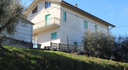 Casa indipendente / Villa 6 locali di 150 m² in Montottone (63843)