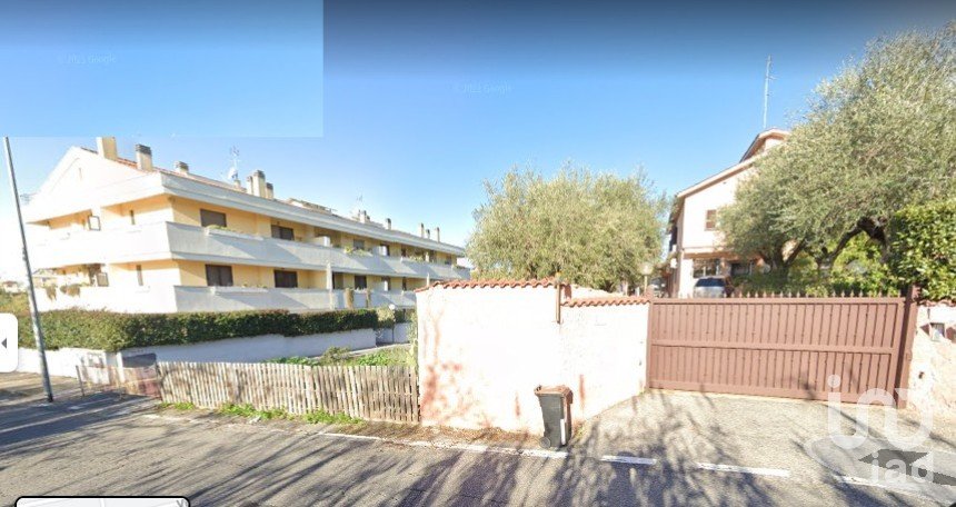 Appartamento 6 locali di 84 m² a Roma (00166)