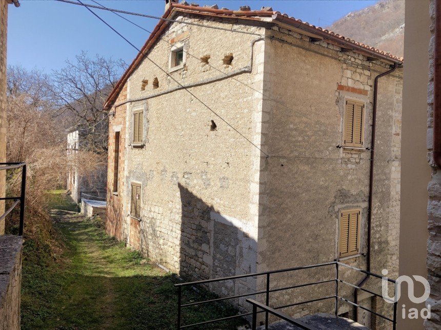 Casa di paese 4 locali di 90 m² in Cagli (61043)