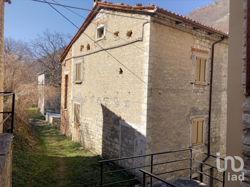 Village house 4 rooms of 90 m² in Cagli (61043)