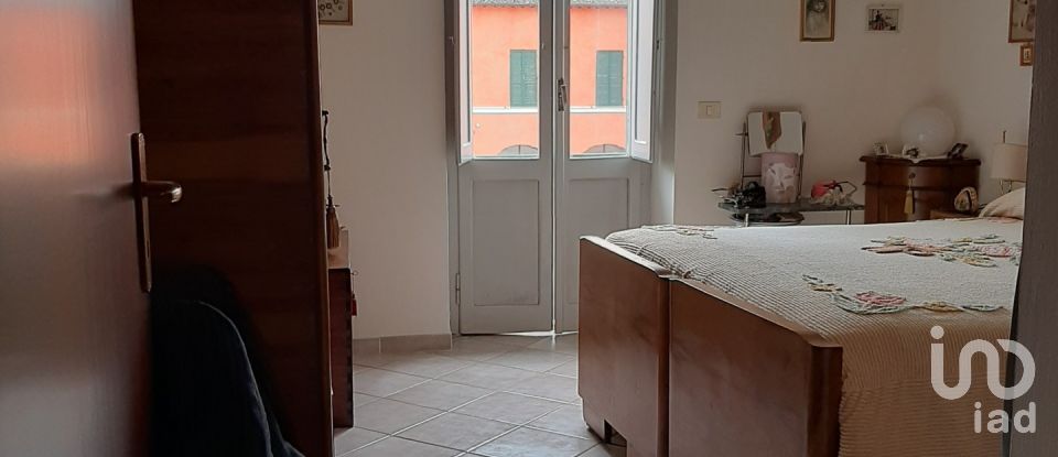 Apartment 6 rooms of 128 sq m in Foligno (06034)