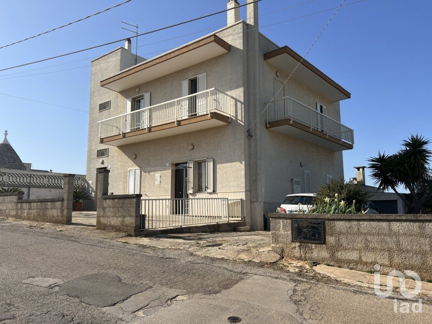 Casa 9 locali di 300 m² in Cisternino (72014)