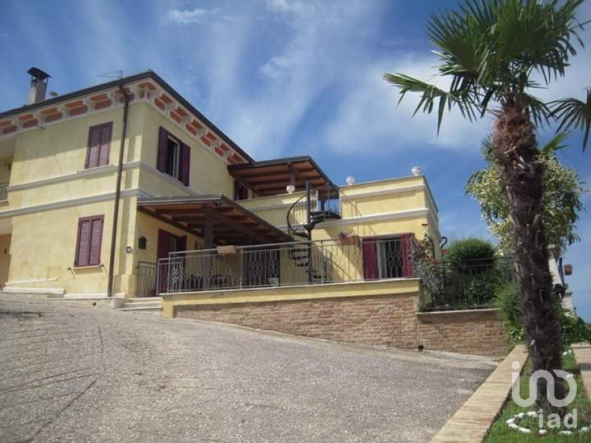 Casa 8 locali di 215 m² in Monsampolo del Tronto (63077)