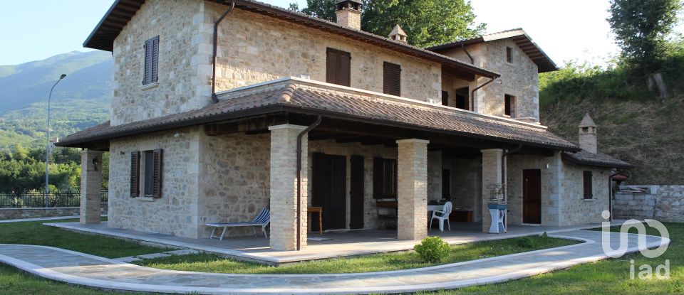 House 15 rooms of 480 m² in Folignano (63084)