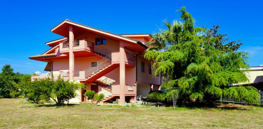 Villa a schiera 10 locali di 142 m² in Mosciano Sant'Angelo (64023)
