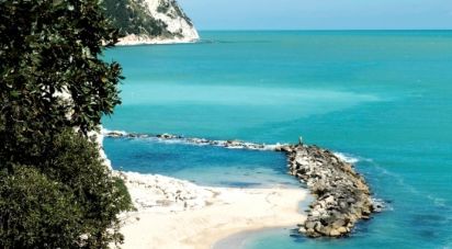 Terreno di 6.628 m² in Sirolo (60020)