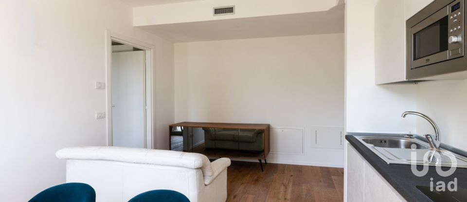Three-room apartment of 72 m² in Milano (20151)