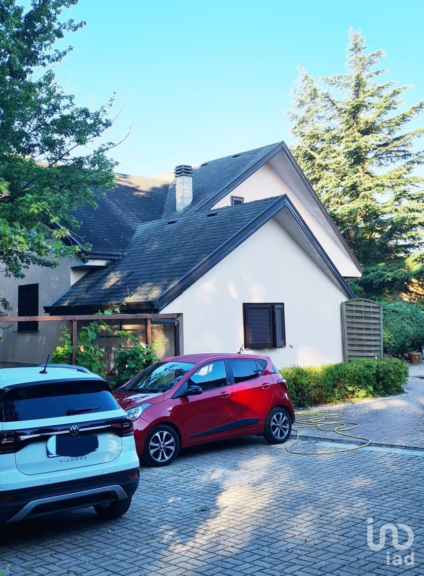 Villa Bifamiliare 18 locali di 300 m² in Cerreto d'Esi (60043)