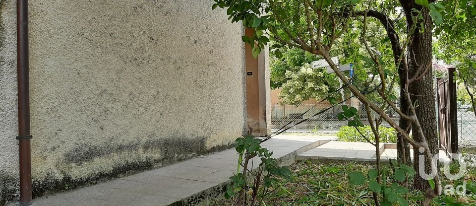 Casa 0 locali di 273 m² in Foligno (06034)