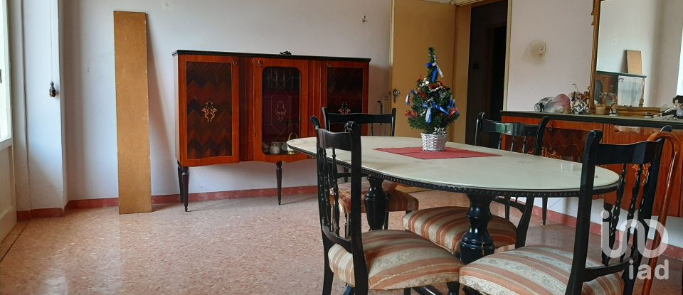 House 0 rooms of 273 m² in Foligno (06034)