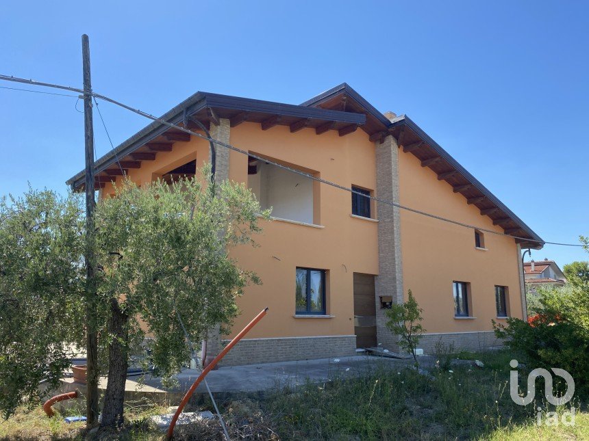 Casa indipendente / Villa 4 locali di 410 m² in Controguerra (64010)