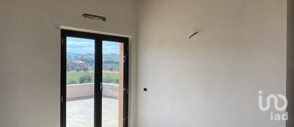 Casa indipendente / Villa 4 locali di 410 m² in Controguerra (64010)