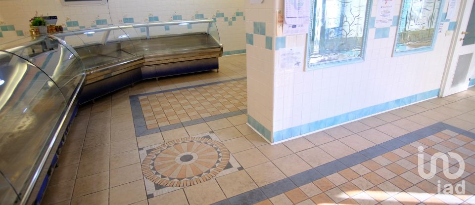 Negozio / locale commerciale di 155 m² in Fabriano (60044)