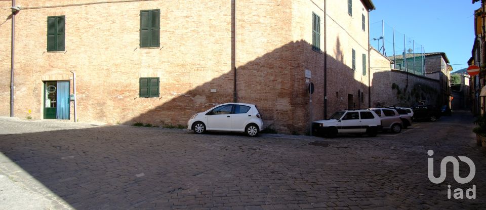Negozio / locale commerciale di 155 m² in Fabriano (60044)