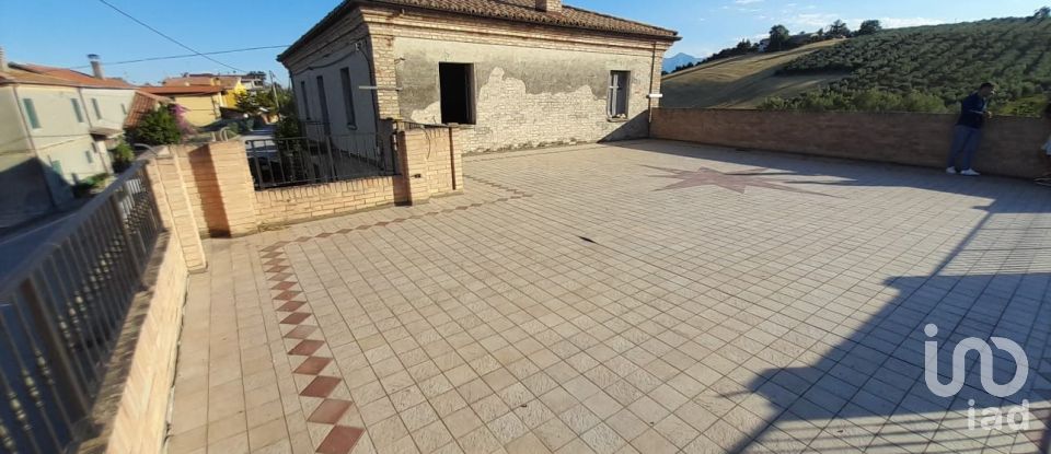 Rustico 10 locali di 500 m² in Notaresco (64024)