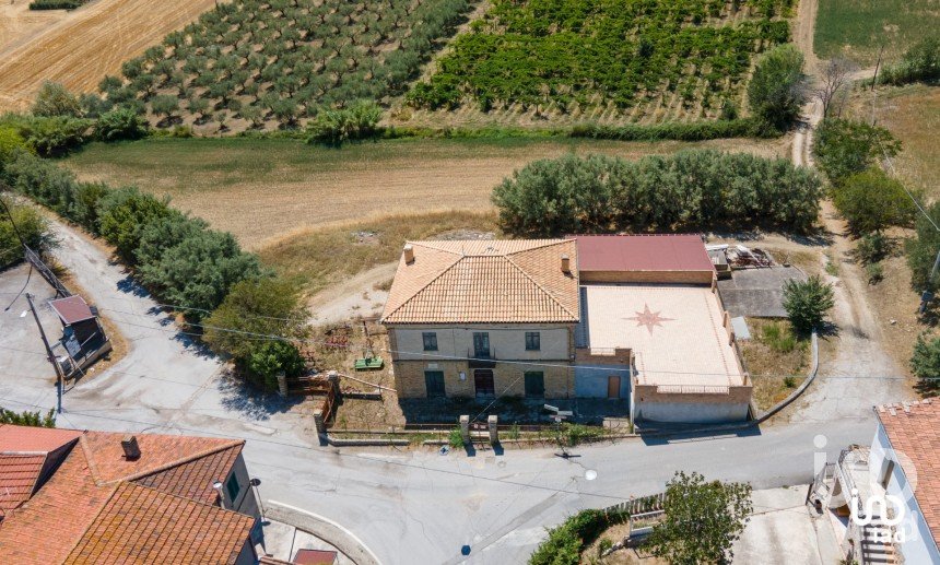 Rustico 10 locali di 500 m² in Notaresco (64024)