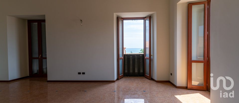 Apartment 8 rooms of 200 sq m in Giulianova (64021)