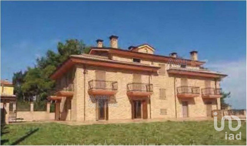 Casa indipendente 17 locali di 624 m² in Senigallia (60019)