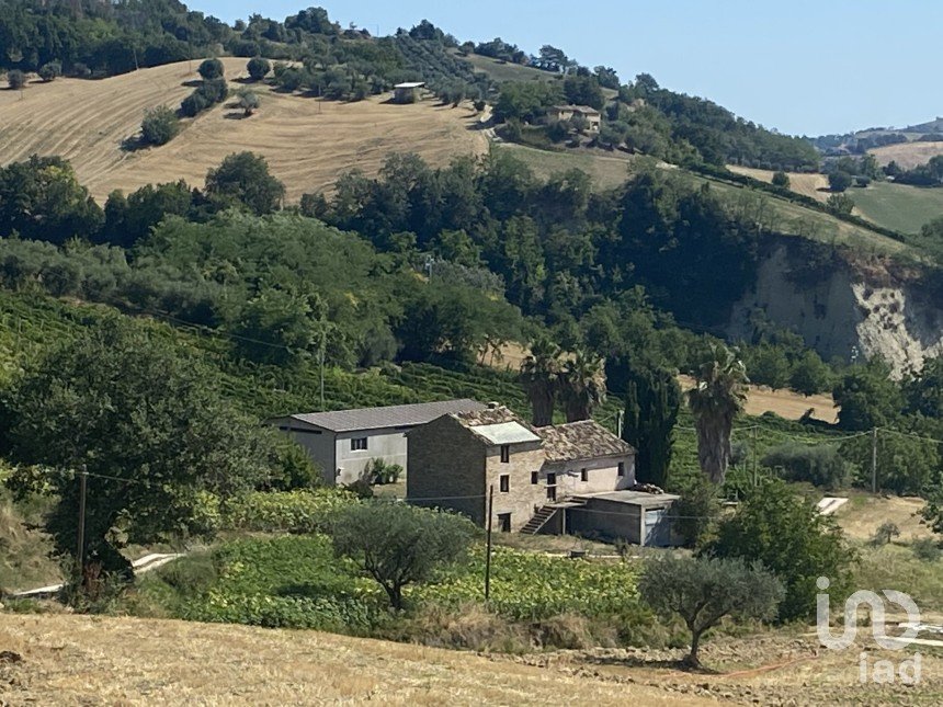 Rustico 12 locali di 450 m² in Petritoli (63848)