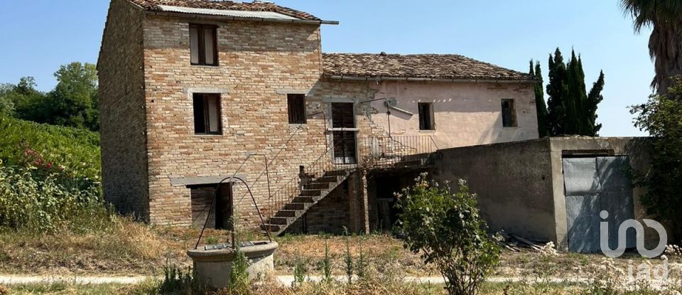 Rustico 12 locali di 450 m² in Petritoli (63848)