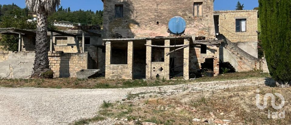 Rustico 12 locali di 450 m² in Petritoli (63848)