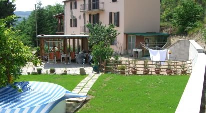 Country house 7 rooms of 190 sq m in Apecchio (61042)