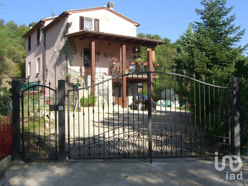 Rustico 7 locali di 190 m² in Apecchio (61042)