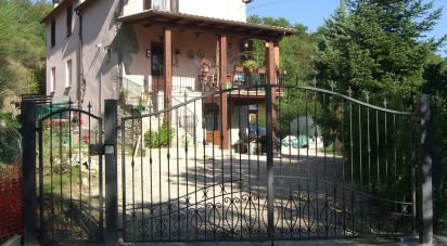 Country house 7 rooms of 190 sq m in Apecchio (61042)