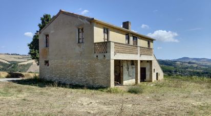 Casa indipendente 5 locali di 220 m² in Carassai (63063)