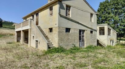 Casa indipendente 5 locali di 220 m² in Carassai (63063)