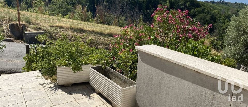 Villa a schiera 3 locali di 150 m² in Castignano (63072)