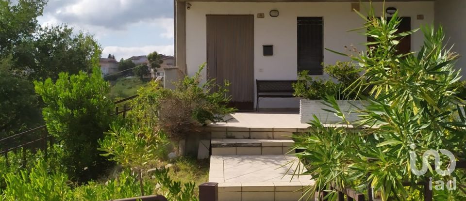 Villa a schiera 6 locali di 330 m² in Castignano (63072)