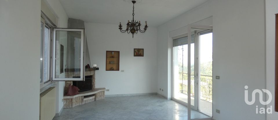 Village house 8 rooms of 160 m² in Carro (19012)