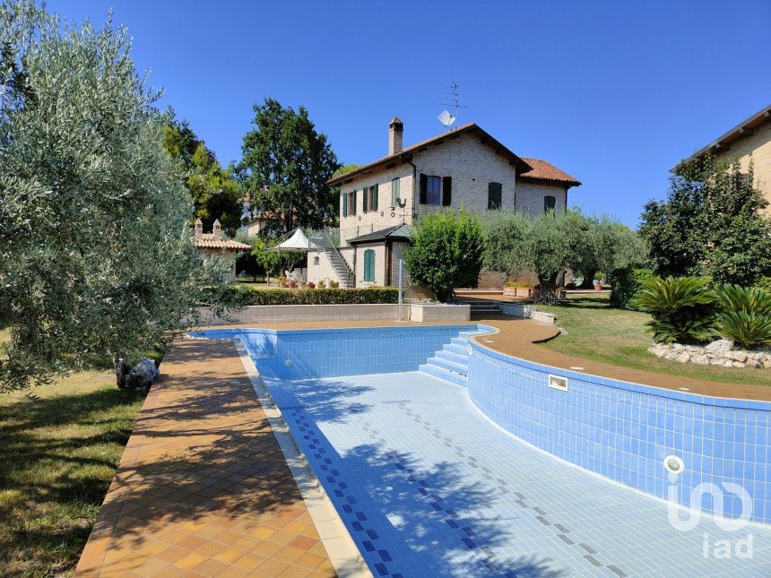 Casa indipendente 8 locali di 320 m² in Ascoli Piceno (63100)