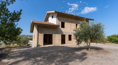 Casa indipendente 11 locali di 400 m² in Collecorvino (65010)