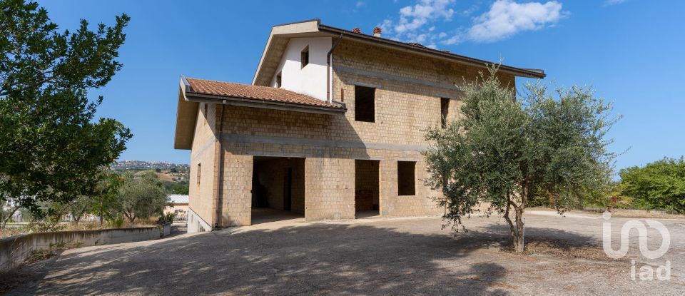 Casa indipendente 11 locali di 400 m² in Collecorvino (65010)